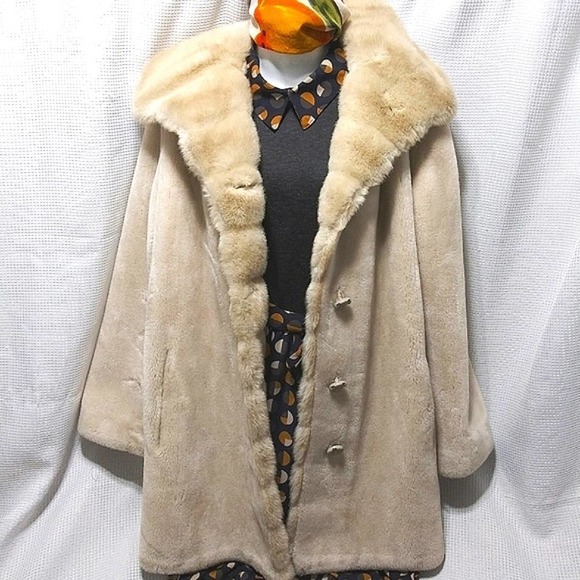 VINTAGE Deluxe Fur-like COAT Cream Beige Ivory Gold Buttons Superior Fabric RARE